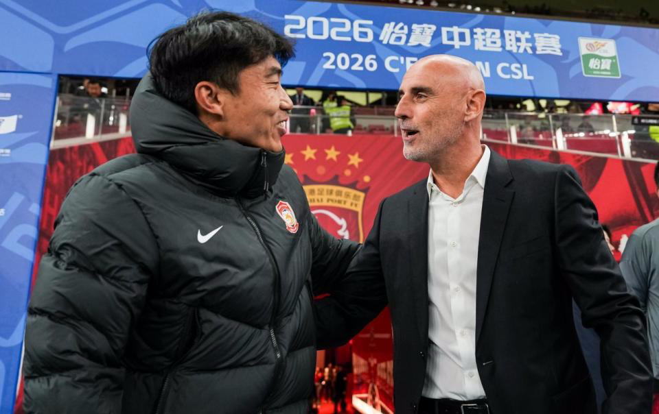 欧冠客户端-45岁郑智瞪眼发呆！率队2连败排名未扣分队垫底 遭质疑撑不过10轮